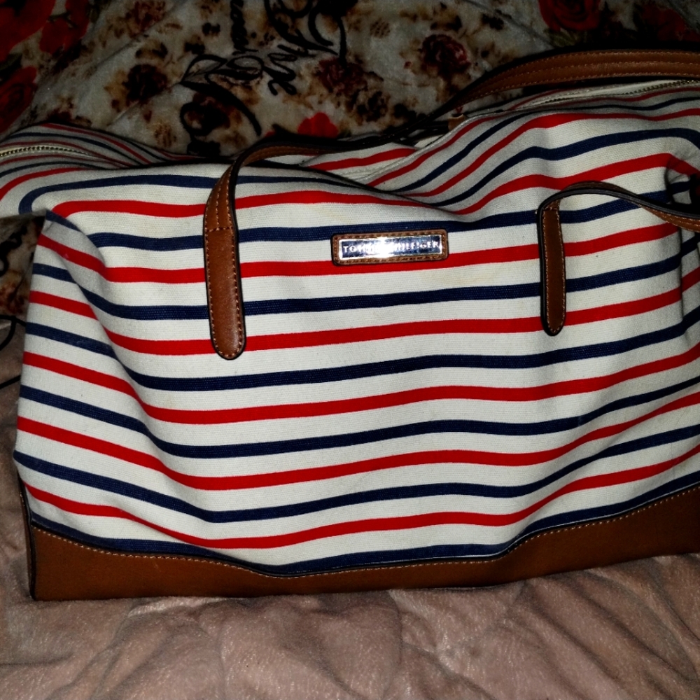 Tommy Hilfiger large bag/tote. Snaps down to a smaller size bag.